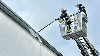 FFW Gemeinde Schwalmtal: FFW Schwalmtal: Gefahrenabwehr durch Feuerwehr: Löschzug Waldniel entfernt gefährliche Schnee- und Eismassen