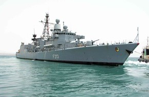 Presse- und Informationszentrum Marine: Hoch motiviert in den Einsatz - Fregatte "Augsburg" läuft Richtung Horn von Afrika aus (BILD)