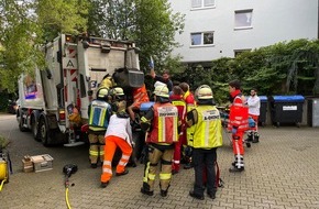 Feuerwehr Essen: FW-E: Arbeitsunfall mit Müllfahrzeug - ein Arbeiter verletzt