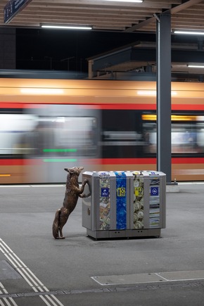 Skulpturen überfallen Bahnhof Arth-Goldau