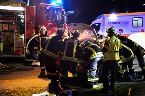 FW LK Neunkirchen: Drei Verletzte bei Unfall - Feuerwehr rettet Schwerverletzte aus Wrack