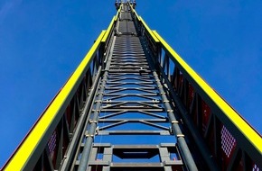 Freiwillige Feuerwehr Alpen: FW Alpen: &Uuml;ber&ouml;rtlicher Drehleitereinsatz beim Gewerbebrand in Xanten