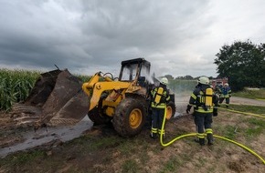 Freiwillige Feuerwehr Bedburg-Hau: FW-KLE: Brand eines Radladers