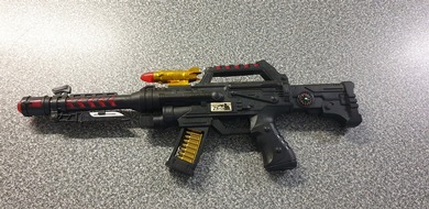 Bundespolizeidirektion Sankt Augustin: BPOL NRW: 12-Jähriger zielt mit Spielzeugpistole auf Güterzug - Bundespolizei stellt echt aussehendes Sturmgewehr sicher