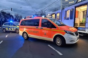 Feuerwehr und Rettungsdienst Bonn: FW-BN: Kollision zwischen Straßenbahn und PKW