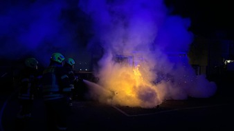 FW Reichenau: Pressemitteilung: Einsätze zum Jahreswechsel Brennender Mülleimer und Baum beschäftigen Feuerwehr in der Silvester und Neujahrsnacht