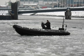 Marine - Bilder der Woche: Eisige Premiere, Erster Tauchgang im Freiwasser der angehenden Minentaucher