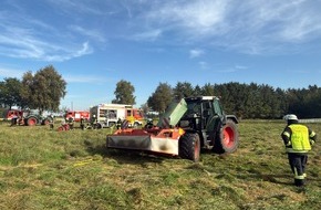 Freiwillige Feuerwehr Aurich: FW-AUR: Motorraum eines Schleppers in Flammen