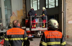 Kreisfeuerwehrverband Dithmarschen: FW-HEI: Dithmarscher Feuerwehr löscht Fassadenbrand in Hamburg - COBRA-Löschsystem aus Brunsbüttel durch Hamburger Feuerwehr angefordert