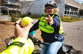 Kreispolizeibeh&ouml;rde Rhein-Kreis Neuss: POL-NE: Sicher unterwegs: Polizei und Verkehrswacht schulen Senioren im Umgang mit dem Pedelec
