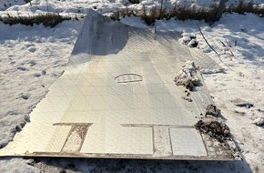 Polizeiinspektion Delmenhorst / Oldenburg - Land / Wesermarsch: POL-DEL: Autobahnpolizei Ahlhorn: Verlust eines Metallteils auf der Autobahn 28 in Hude f&uuml;hrt zu Unfall mit hohem Sachschaden +++ Zeugenaufruf