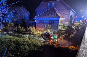 Kreisfeuerwehr Rotenburg (Wümme): FW-ROW: Nächtlicher Unfall in Rotenburg: PKW landet in der Wiedau