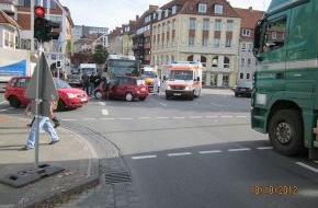 Polizeiinspektion Hildesheim: POL-HI: Fünf leichtverletzte Personen nach Unfall mit Stadtbus