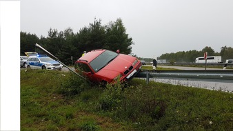 Polizeidirektion Kaiserslautern: POL-PDKL: A 6/ Autobahnkreuz Landstuhl, PKW landet auf Schutzplanke