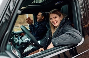 Omaze: Weihnachtswunder in Hamburg: Junge Familie gewinnt Mercedes G-Klasse und 50.000 Euro