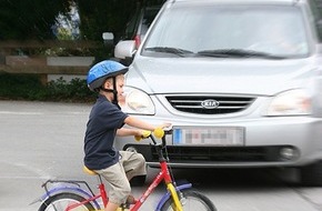 uniVersa Versicherungen: Kinderunfall: Schutzkleidung auf Rädern empfehlenswert