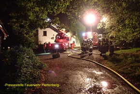 FW-PL: Dachstuhlbrand in denkmalgeschütztem Gebäude nach Blitzeinschlag im OT Plettenberg-Soen. Bewohner konnten sich rechtzeitig in Sicherheit bringen. Feuerwehrangehörigem wurde Auto aufgebrochen