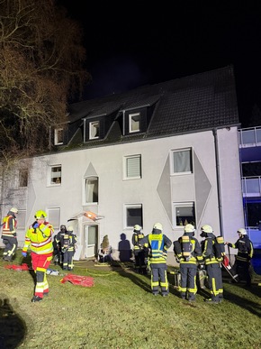 FW-EN: Brand im Dachgeschoss - Feuerwehr Hattingen rettet einen Bewohner