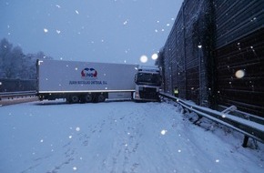 Polizeiinspektion Rotenburg: POL-ROW: Winterchaos auf der A 1: Polizei nimmt 38 Verkehrsunf&auml;lle auf