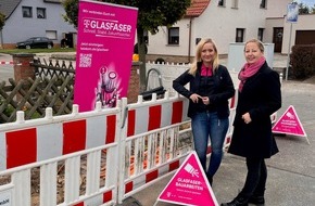 Deutsche Telekom AG: Im Plan: Bürgermeisterin Steffi Syska besucht Glasfaser-Baustelle der Telekom