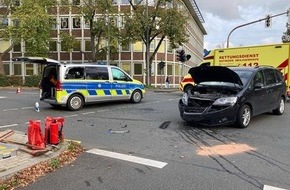Polizei Mettmann: POL-ME: Verkehrsunfall unter Beteiligung eines Streifenwagens - Ratingen - 2410118