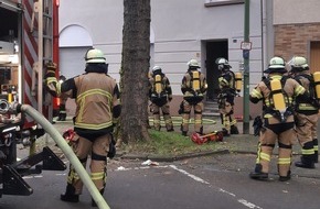Feuerwehr Essen: FW-E: Zimmerbrand in Holsterhausen - Aufmerksamer Passant rettet Anwohner aus Brandwohnung