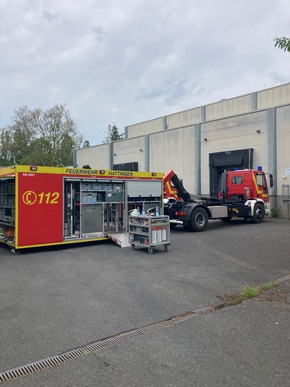 FW-EN: Gefahrguteinsatz und Brand an einer Photovoltaikanlage - Hattinger Feuerwehr zweimal mit Großaufgebot im Paralleleinsatz