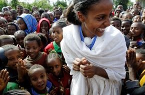 Stiftung Menschen für Menschen: Menschen für Menschen-Botschafterin Sara Nuru weiht neues Schulgebäude in Äthiopien ein (BILD)
