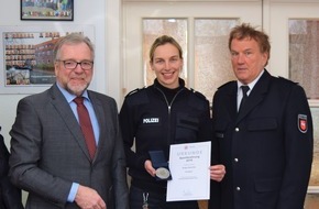 Polizeiinspektion Wilhelmshaven/Friesland: POL-WHV: Polizeipräsident besucht das Polizeikommissariat Varel - Angie Geschke erhält Ehrenmedaille und Urkunde für Spitzensportlerinnen und -sportler bei der niedersächsischen Polizei (mit Bild)