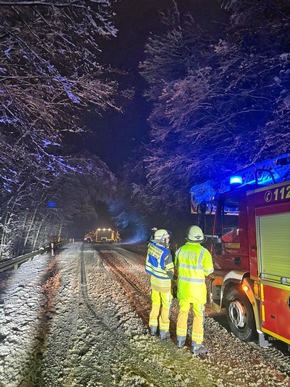 FW-EN: Feuerwehr wegen Schneewetterlage dauerhaft im Einsatz! - 27 Einsätze für Feuerwehr und THW-Wache bis zum Abend besetzt