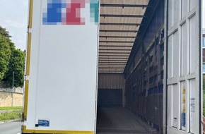 Polizei Bielefeld: POL-BI: Lkw-Tür trifft Fußgänger