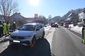 Freiwillige Feuerwehr Olsberg: FF Olsberg: Großeinsatz von Feuerwehr und Rettungsdienst bei Unfall in Olsberg-Assinghausen