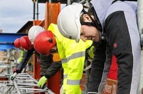 BG BAU Berufsgenossenschaft der Bauwirtschaft: BG BAU fördert Schutzhelme mit Kinnriemen - Mehr Schutz vor Kopfverletzungen