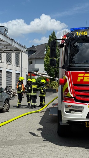 Feuerwehr MTK: Drei Einsätze an einem Tag: Gebäudebrand, Tierrettung und Aufzugsrettung