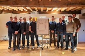 Freiwillige Feuerwehr Bedburg-Hau: FW-KLE: Freiwillige Feuerwehr Bedburg-Hau setzt auf moderne Menschenführung - Zukunftsorientiertes Training stärkt Kommunikation und Teamkultur