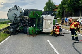 Freiwillige Feuerwehr Stockach: FW Stockach: Fahrzeugbrand innerorts - war: umgestürzte landwirtschaftliche Zugmaschine