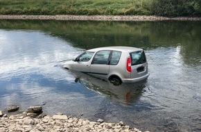 Kreispolizeibehörde Höxter: POL-HX: PKW rollt in die Weser