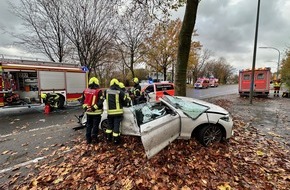 Feuerwehr Gelsenkirchen: FW-GE: Eingeklemmte Person bei Verkehrsunfall in Heßler