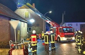 Freiwillige Feuerwehr Borgentreich: FW Borgentreich: Kaminbrand in Lütgeneder. Die Hitze droht ein Brand im Wohnbereich zu entzünden.