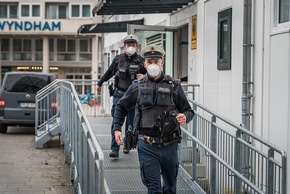 BPOL NRW: Fünf Minuten, Zwei Waffen - Bundespolizei Findet Mehrere ...