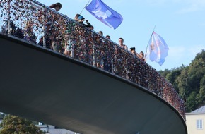 Jugend für das Leben: Gigantische Plakataktion am Salzburger Makatsteg - Pro Life Tour von München nach Salzburg endete vergangenen Sonntag - BILD