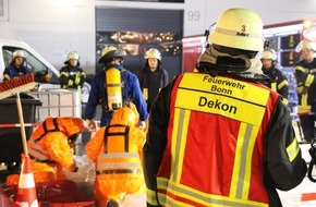 Feuerwehr und Rettungsdienst Bonn: FW-BN: Gefahrguteinsatz in Beuel - drei Verletzte durch Natronlauge