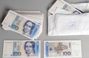 Polizei Düsseldorf: POL-D: Stadtmitte - Pärchen wollte 16800 DM Falschgeld  tauschen