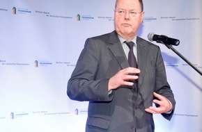 Deutscher Feuerwehrverband e. V. (DFV): Friedrich und Steinbrück loben Feuerwehr-Engagement / Hochkarätige Besetzung beim 8.  Berliner Abend der deutschen Feuerwehren (BILD)