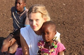 Plan International Deutschland e.V.: Toni Garrn gründet Stiftung und startet Projekt in Simbabwe / Das erfolgreiche Model weitet sein Engagement für Plan International aus