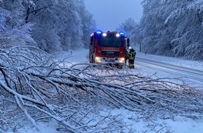 Feuerwehr Sprockhövel: FW-EN: Kaminbrand, Ölspur und zahlreiche schneebedingt Einsätze