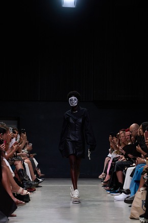 Die Schönheit der Brüche: Rebekka Ruétz x SKECHERS - Kintsugi-Kollektion auf der Berlin Fashion Week