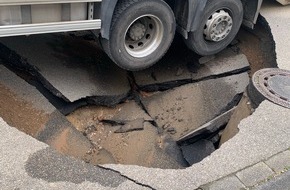 Polizeipr&auml;sidium Mannheim: POL-MA: Wiesenbach/Rhein-Neckar-Kreis: Lastwagen f&auml;llt in tiefes Stra&szlig;enloch