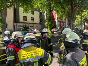 FW-EN: Erstmeldung: Dachstuhlbrand mit Menschenrettung in der Schöntaler Straße - 2 Personen mit Drehleiter gerettet