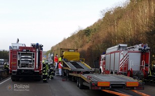 Polizeipräsidium Westpfalz: POL-PPWP: Lkw-Fahrer nach Auffahrunfall eingeklemmt